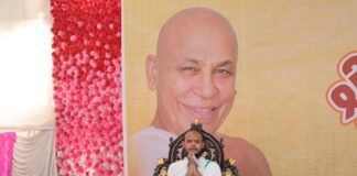 Dr.Dhairya Vallabh Maharaj: A Life Dedicated to Social Service and Spiritual Growth